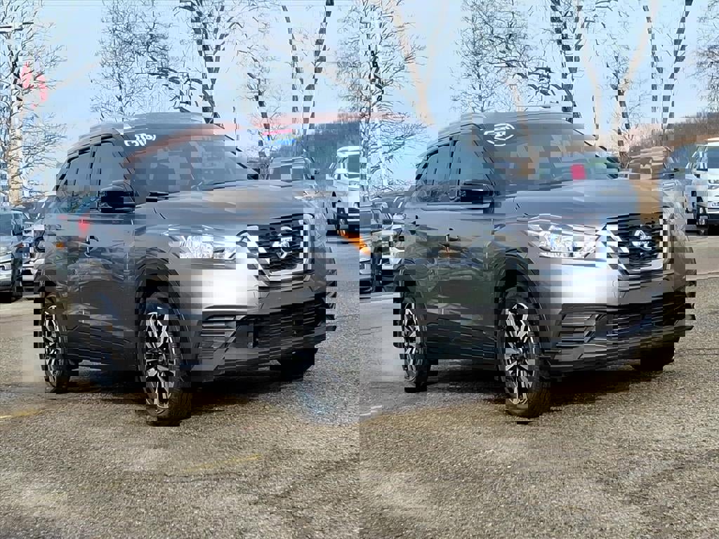 Used 2018 Nissan Kicks SV image 1