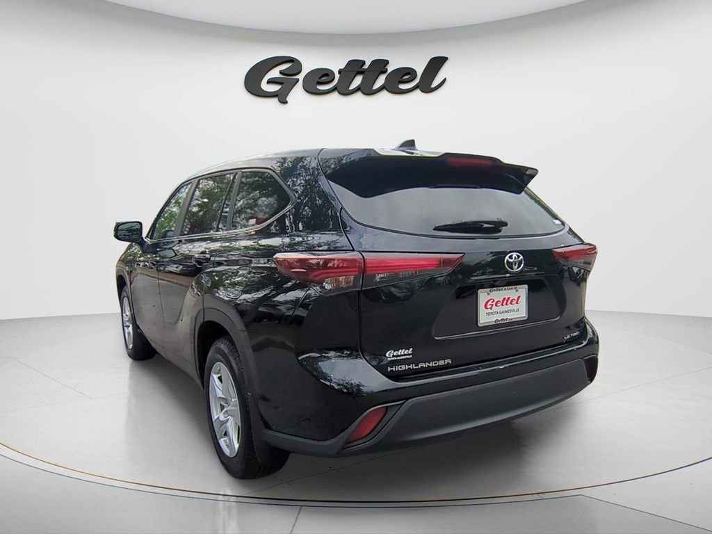 Used 2024 Toyota Highlander LE AWD/4WD image 7