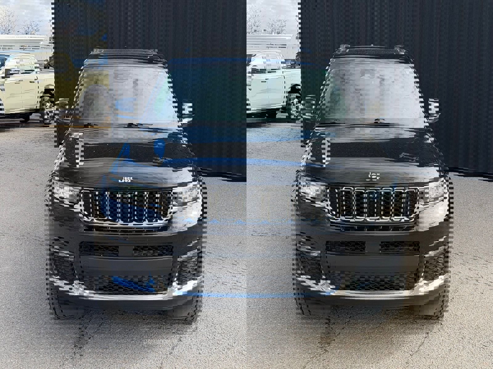 Used 2024 Jeep Grand Cherokee L Limited w/ Luxury Tech Group II image 3