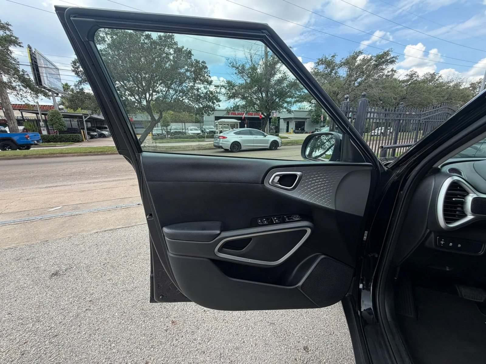 Used 2023 Kia Soul LX w/ LX Technology Package FWD image 6