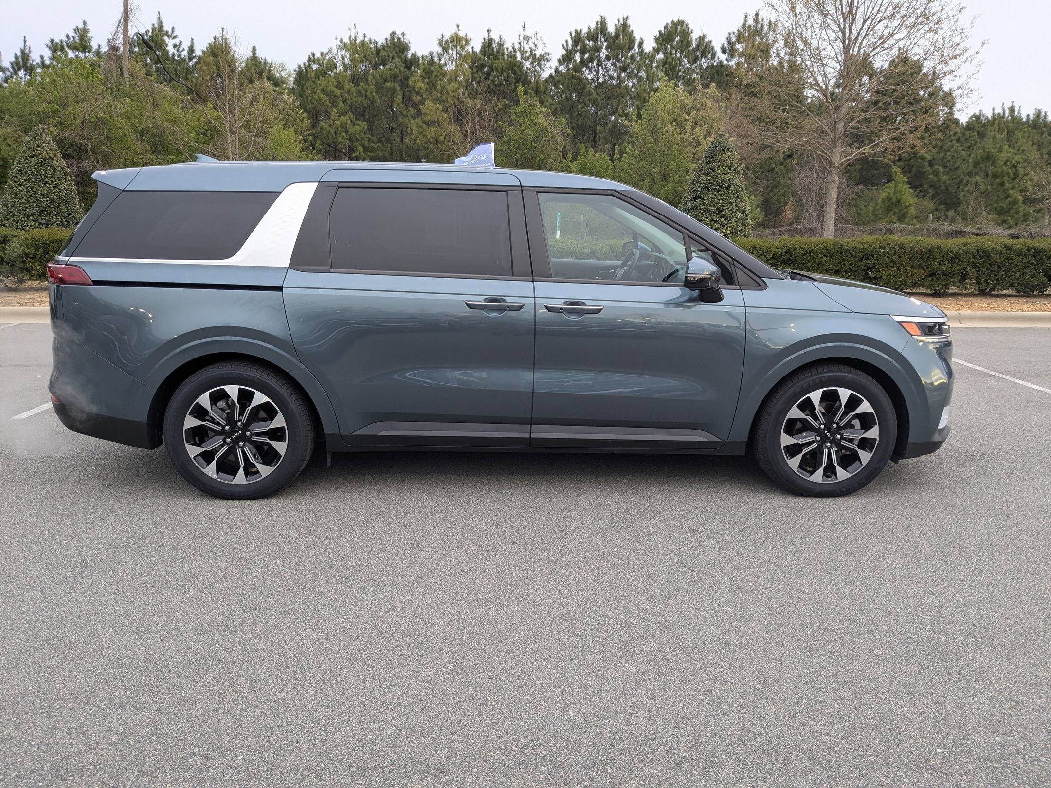 Used 2024 Kia Carnival EX image 3