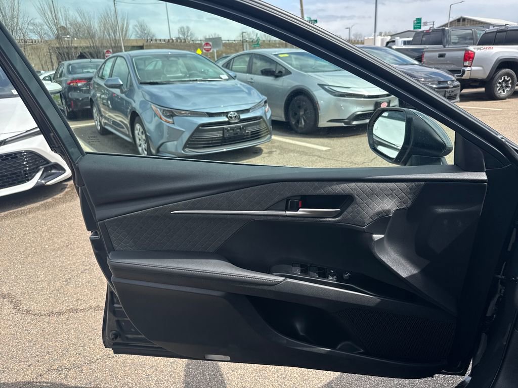Used 2025 Toyota Camry XLE image 29