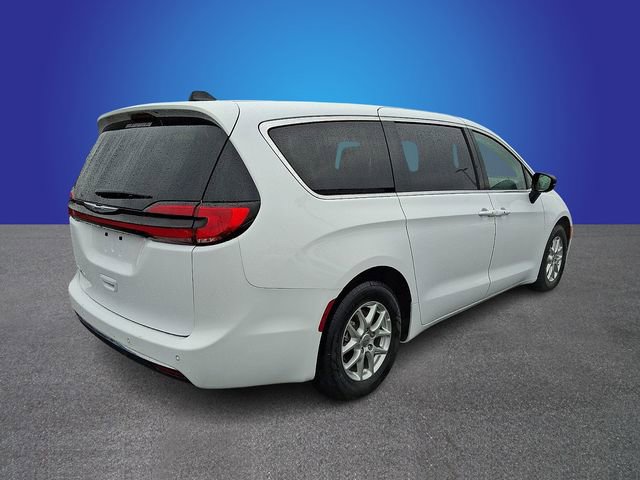 Used 2024 Chrysler Pacifica Touring-L image 5