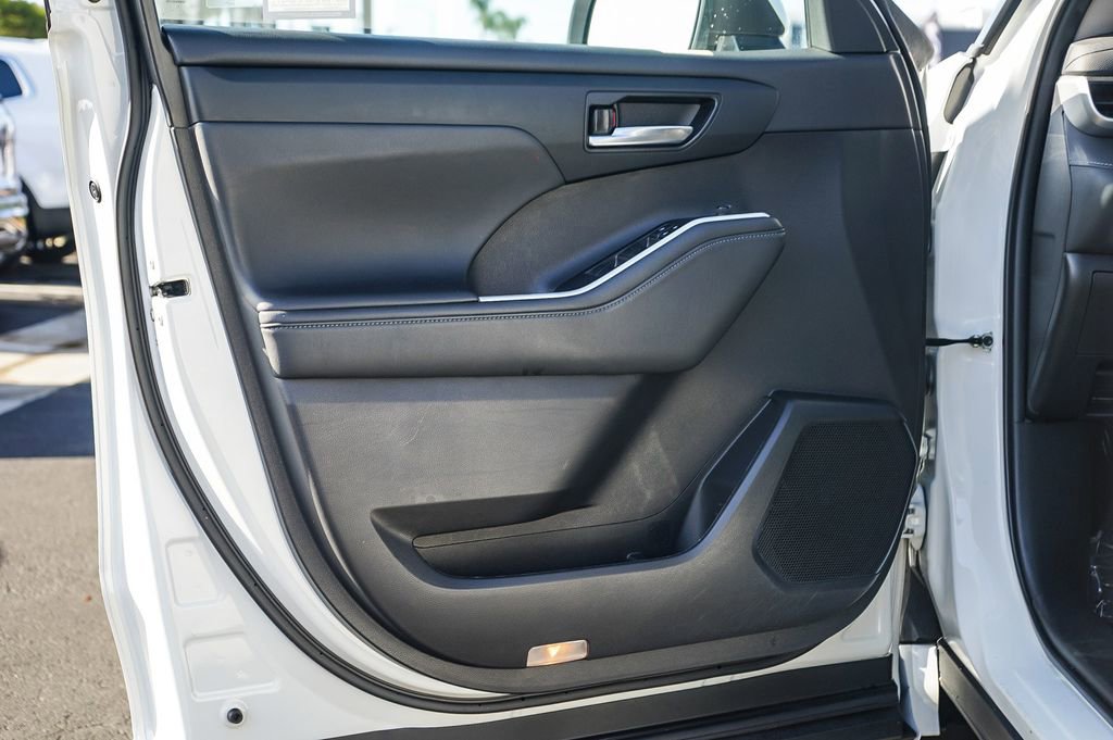 Used 2022 Toyota Highlander XLE image 22