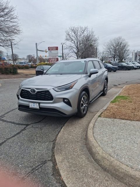Used 2024 Toyota Highlander XLE image 3
