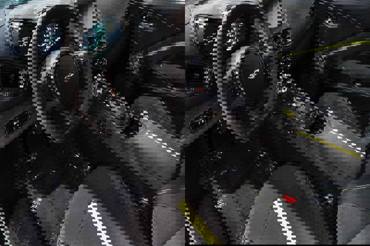 Used 2023 Aston Martin V8 Vantage Coupe image 2