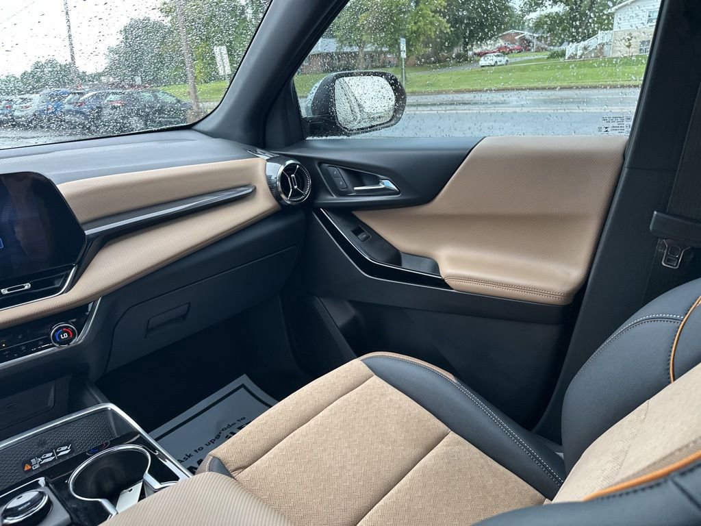 New 2025 Chevrolet Equinox ACTIV w/ Safety and Technology Package image 13