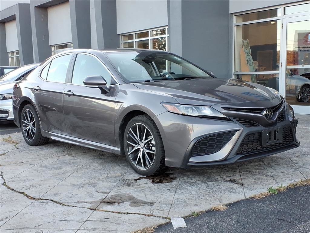 Used 2024 Toyota Camry SE image 1