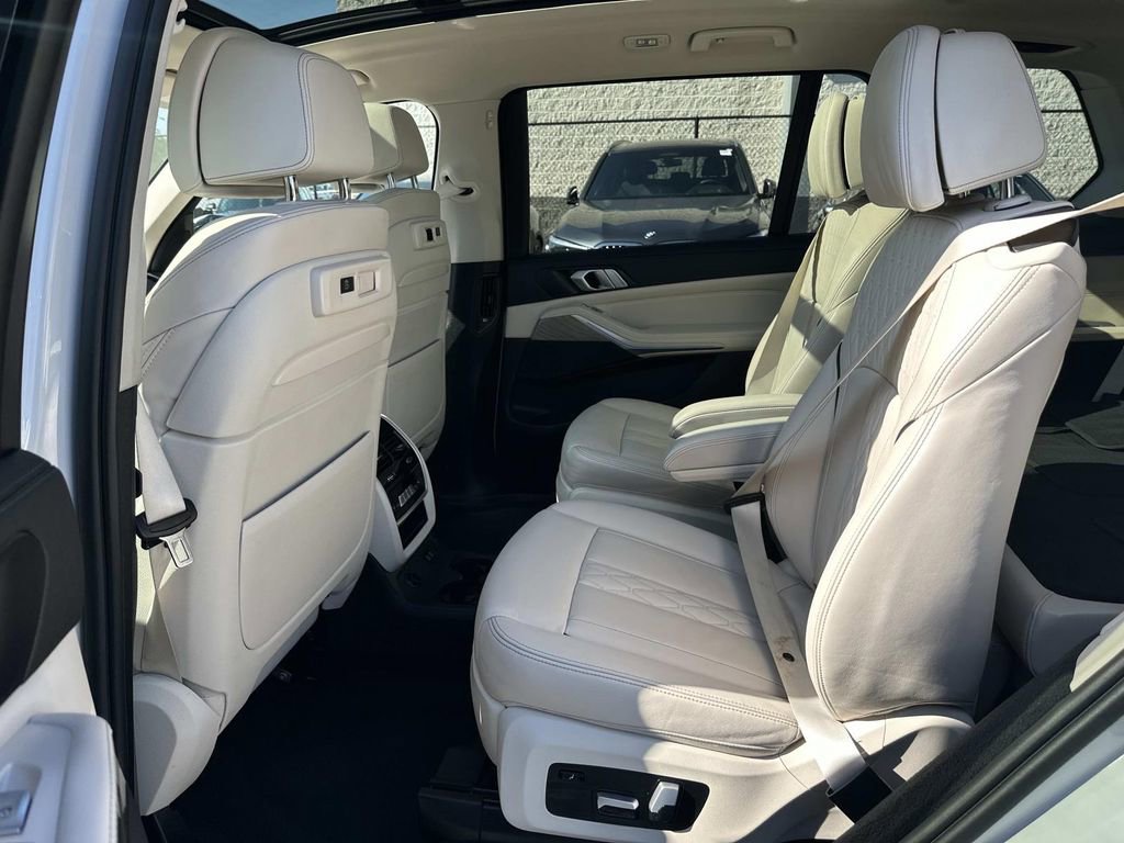 Used 2022 BMW X7 xDrive40i w/ Premium Package AWD/4WD image 31