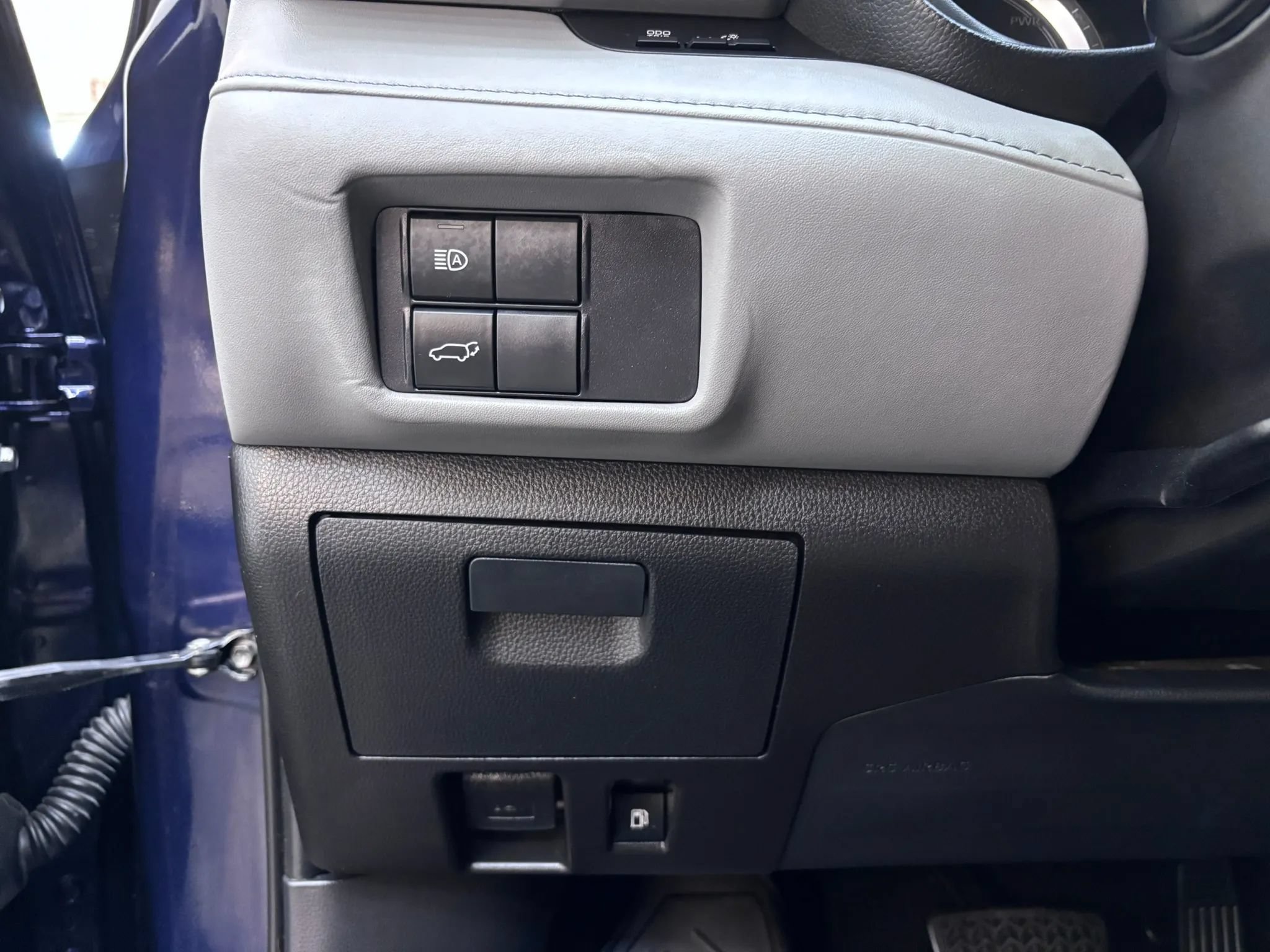Used 2020 Toyota Highlander LE AWD/4WD image 11