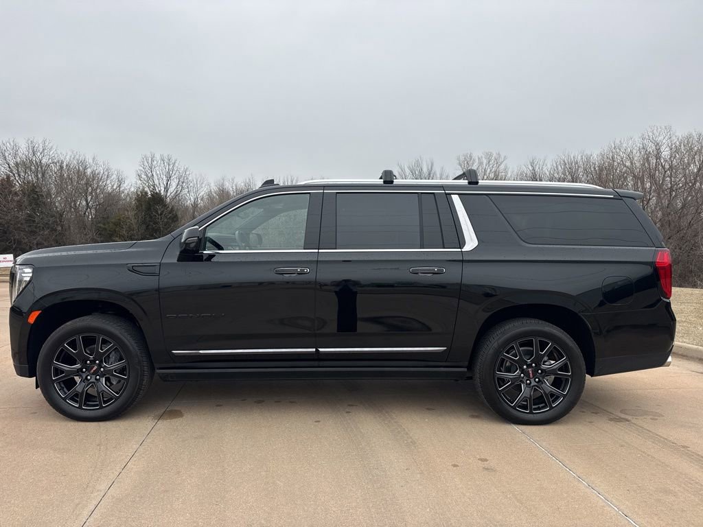 Used 2024 GMC Yukon XL Denali Ultimate w/ LPO, Illumination Package image 2