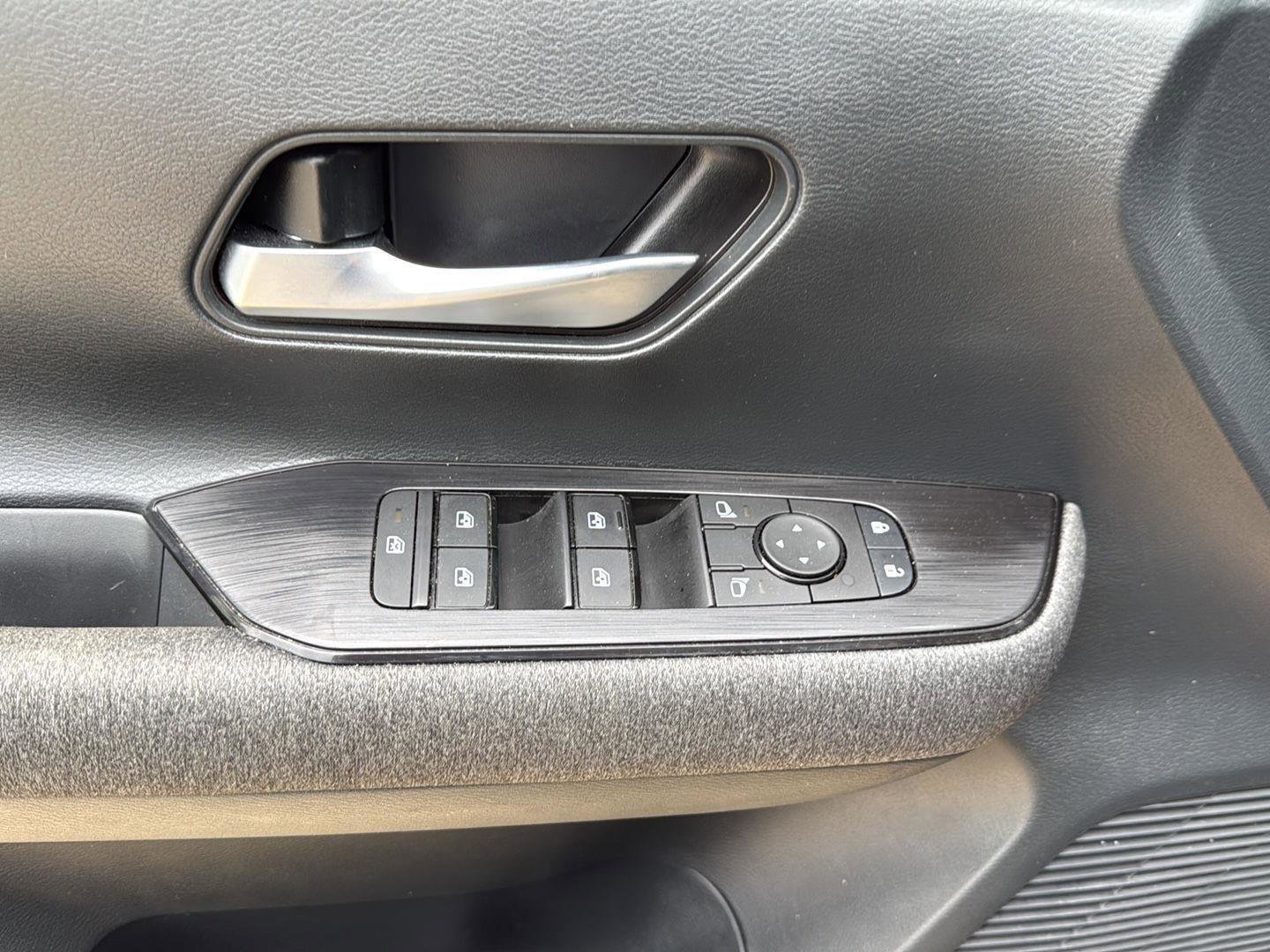 Used 2025 Nissan Kicks SV image 12