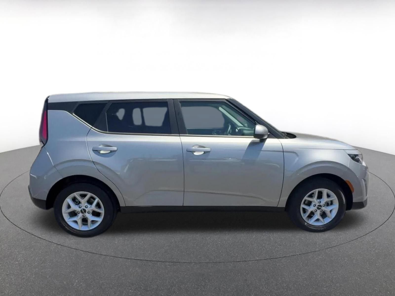 Used 2025 Kia Soul LX w/ LX Technology Package FWD image 16
