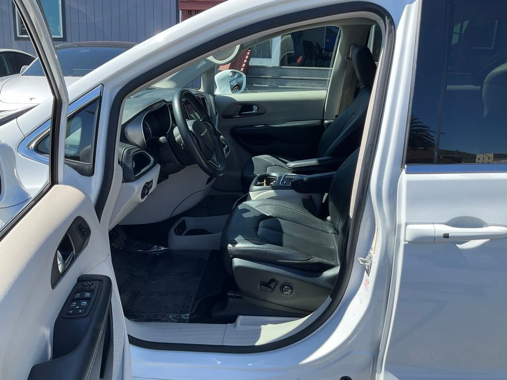 Used 2022 Chrysler Pacifica Touring-L w/ Uconnect Theater Family Group image 15