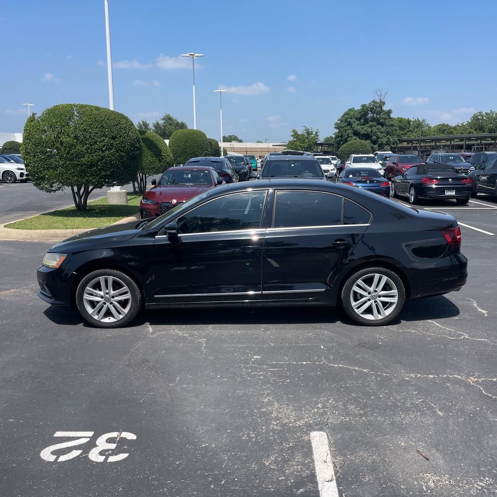 Used 2017 Volkswagen Jetta SEL FWD image 2