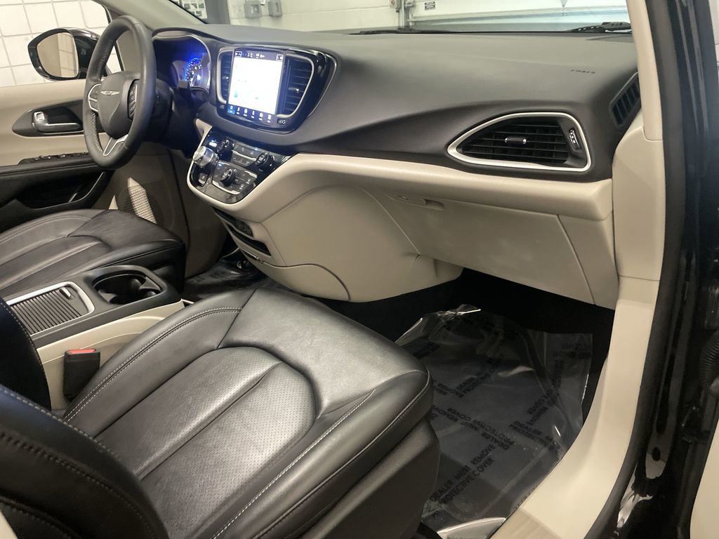 Used 2024 Chrysler Pacifica Touring-L FWD image 21