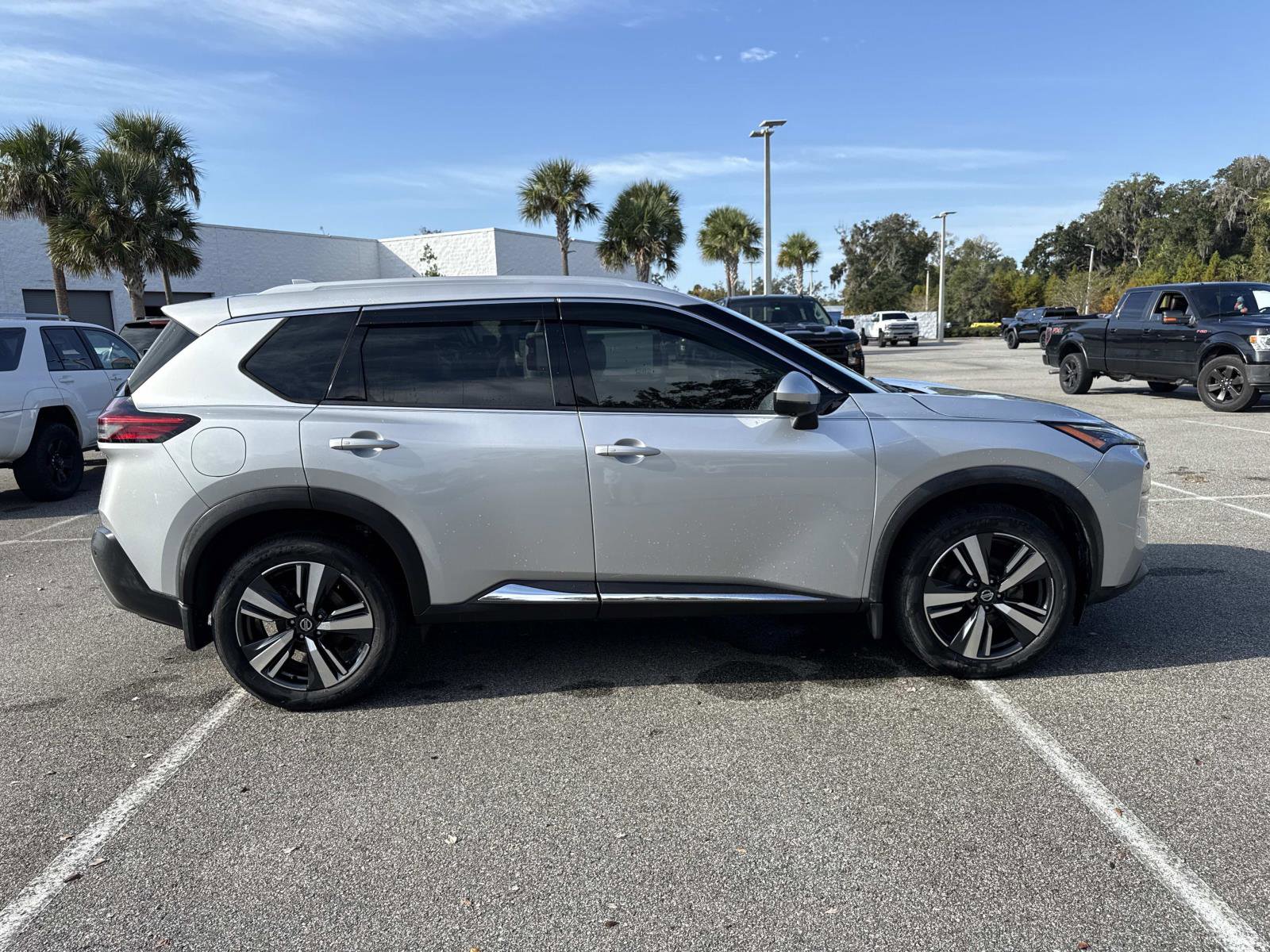 Used 2021 Nissan Rogue SL image 2