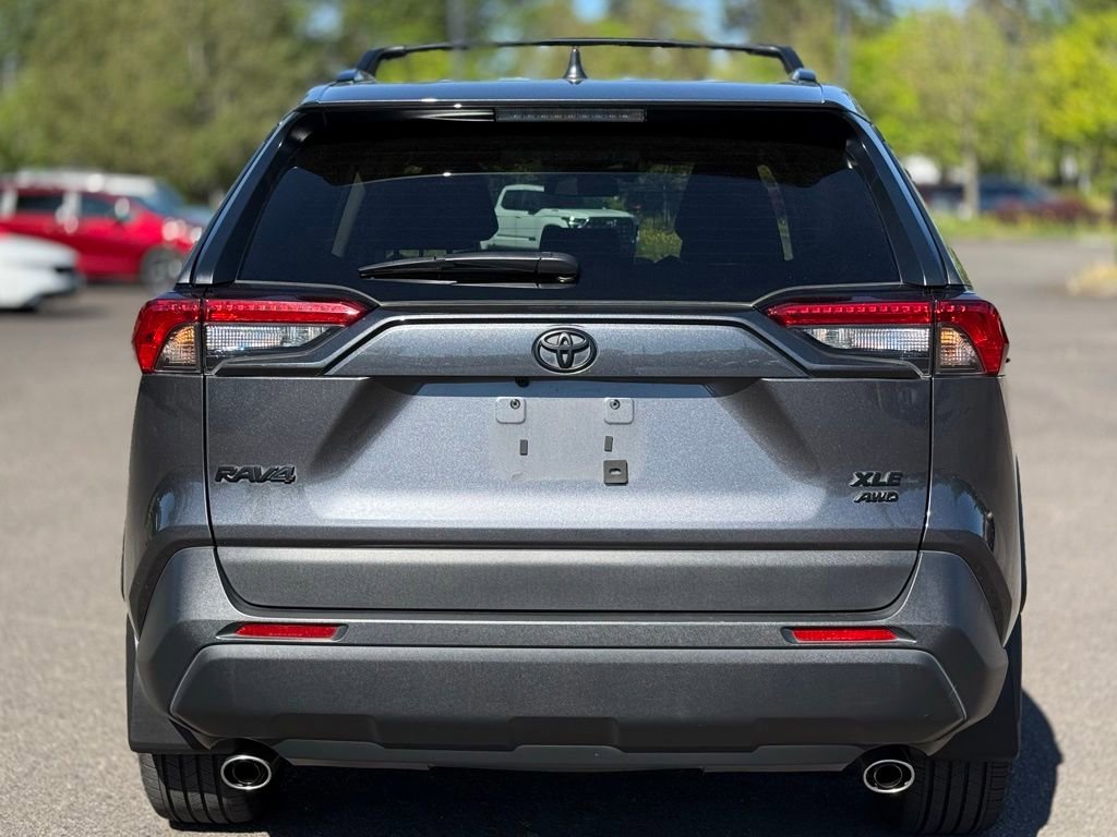 Used 2022 Toyota RAV4 XLE Premium AWD/4WD image 4