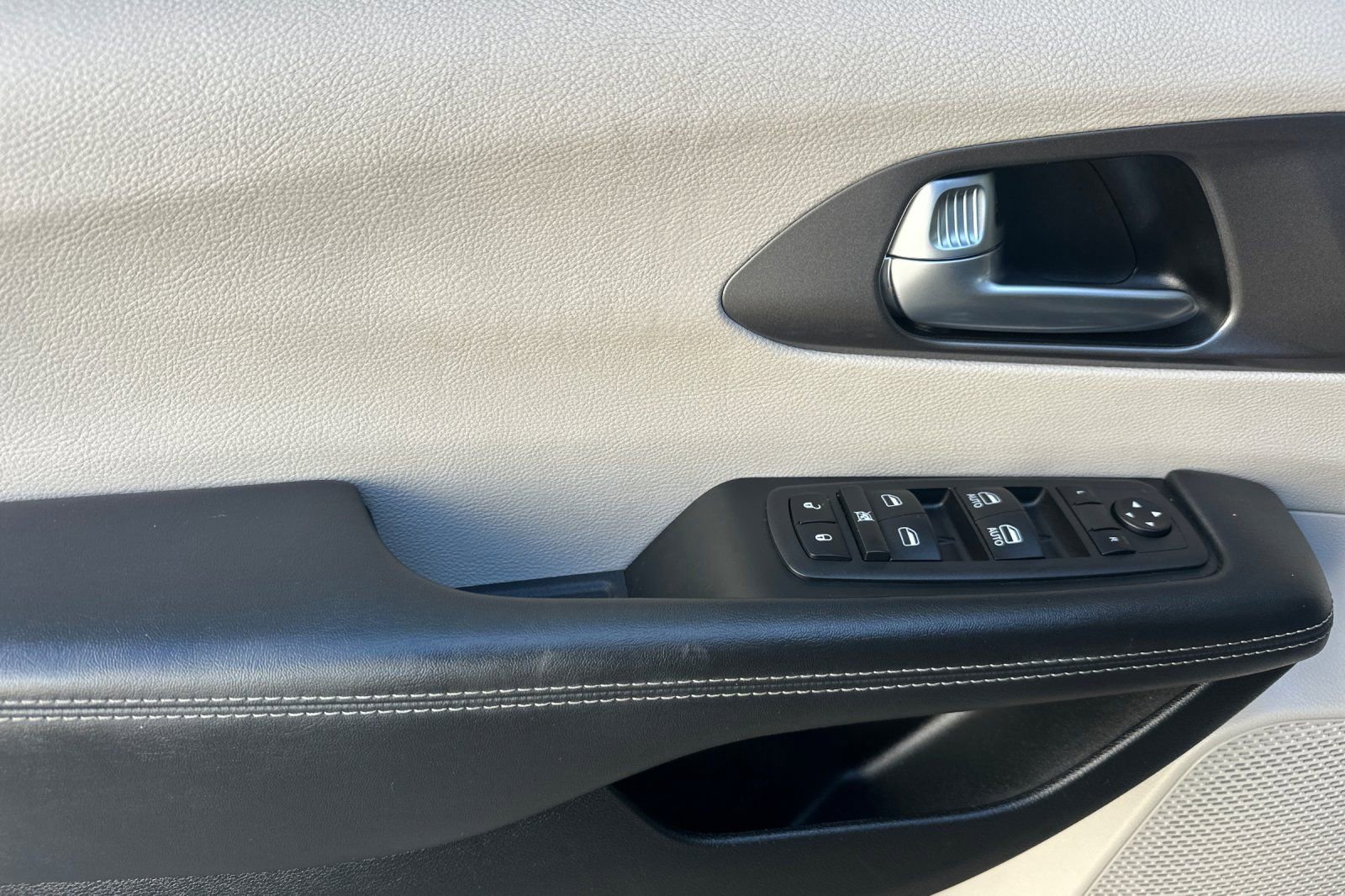 Used 2023 Chrysler Pacifica Touring-L image 11