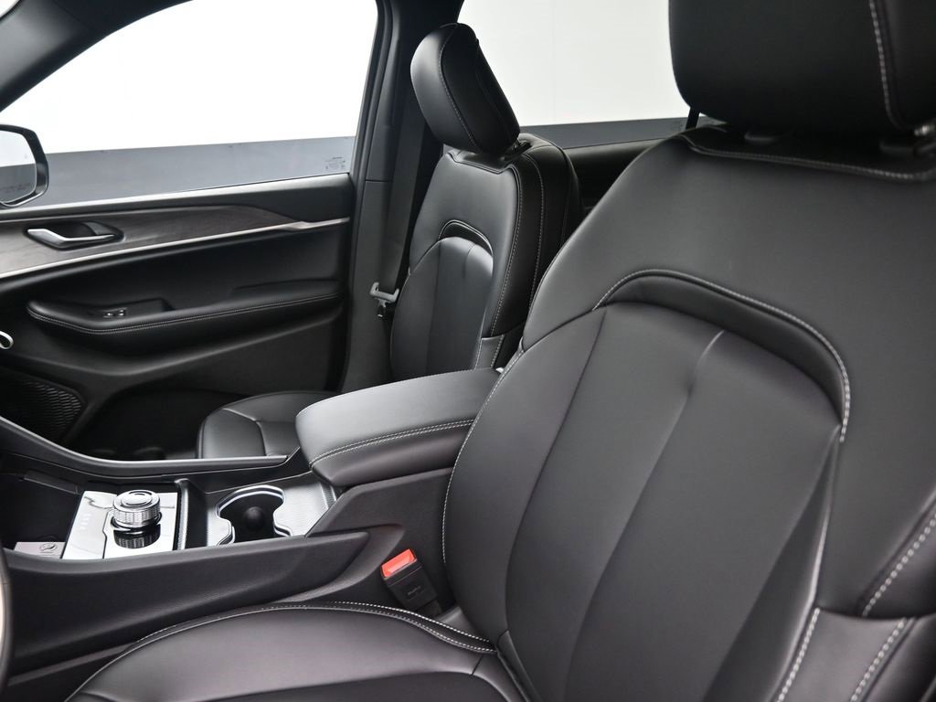 New 2025 Jeep Grand Cherokee L Limited w/ Black Appearance Package image 31