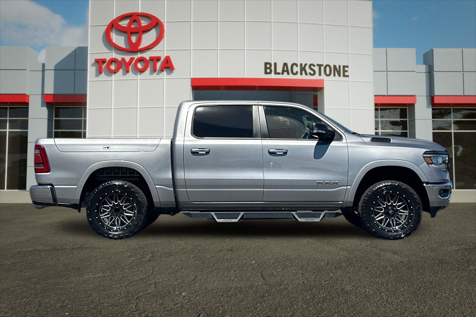 Used 2022 RAM 1500 Laramie AWD/4WD image 2