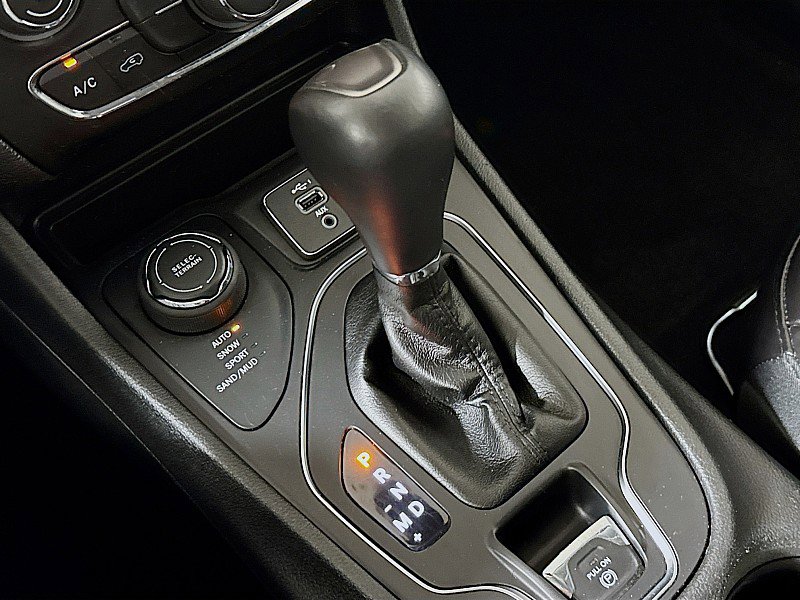 Used 2019 Jeep Cherokee Latitude Plus w/ Cold Weather Group image 17