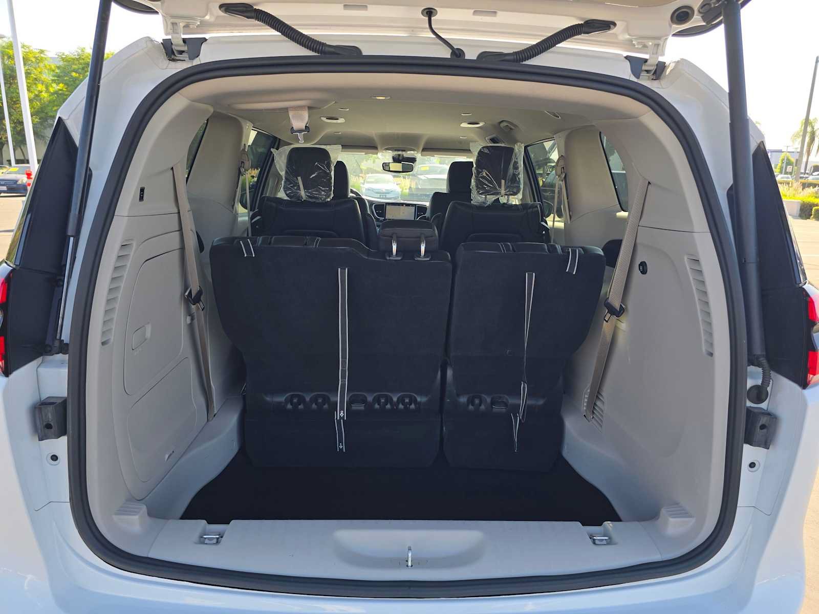 Used 2024 Chrysler Pacifica Limited FWD image 15