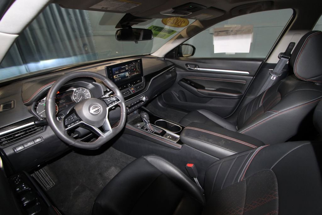 Used 2023 Nissan Altima 2.5 SR w/ SR Premium Package image 2