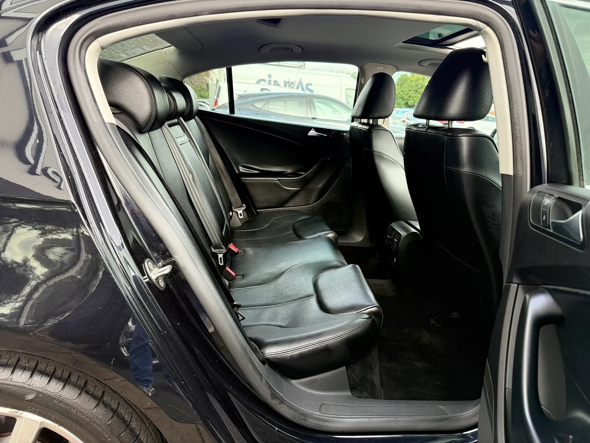 Used 2010 Volkswagen Passat Komfort FWD image 32