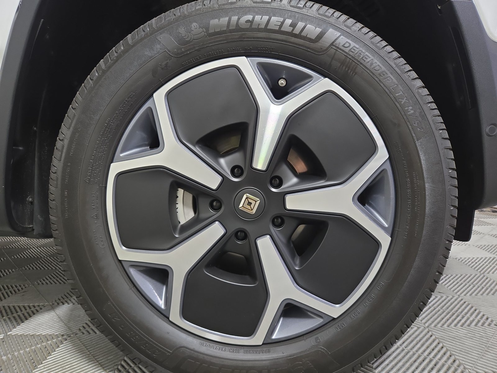 Used 2024 Rivian R1S Adventure Dual AWD/4WD image 11