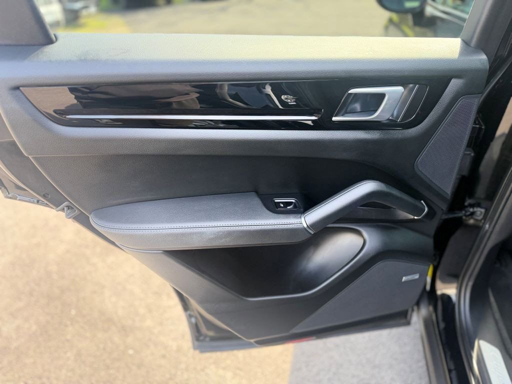 Used 2022 Porsche Cayenne image 22