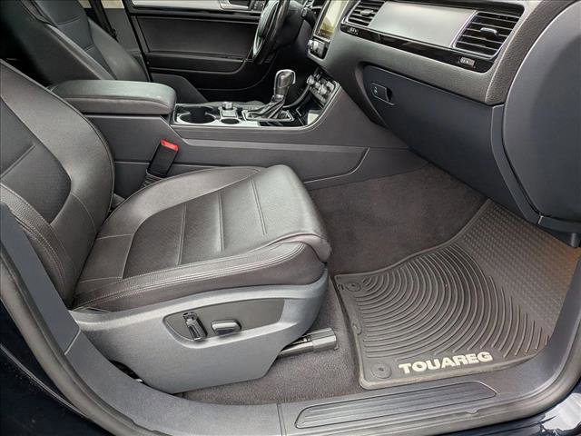 Used 2017 Volkswagen Touareg Sport image 21