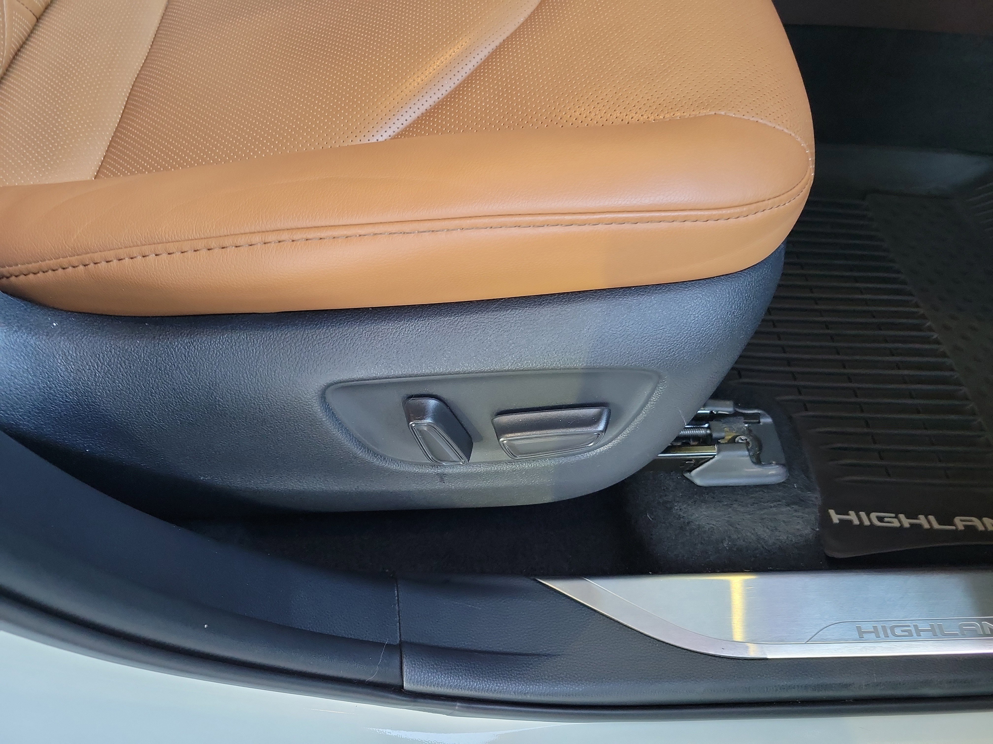 Used 2020 Toyota Highlander Platinum image 30