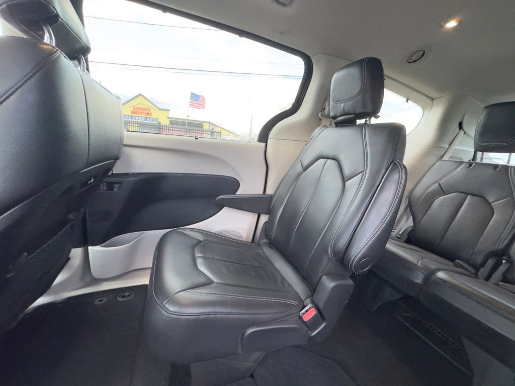 Used 2022 Chrysler Pacifica Touring-L image 16