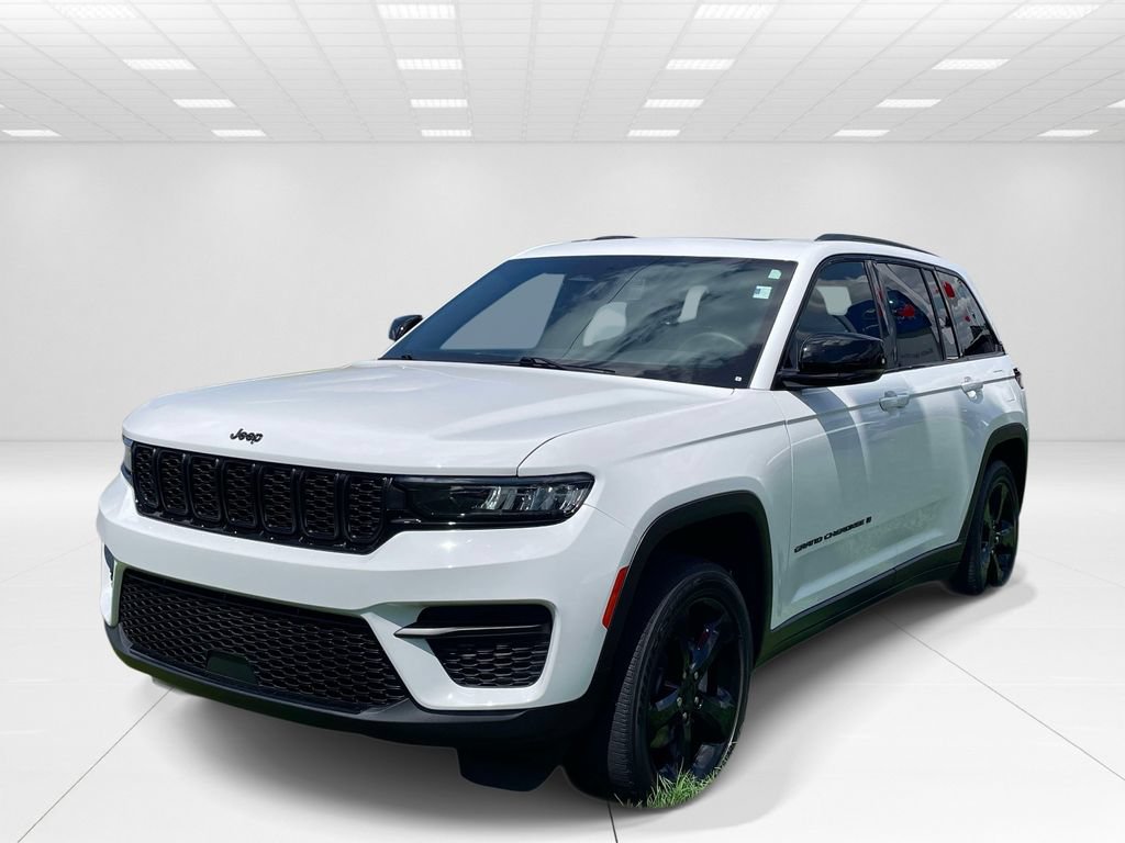 Used 2023 Jeep Grand Cherokee Altitude AWD/4WD image 3