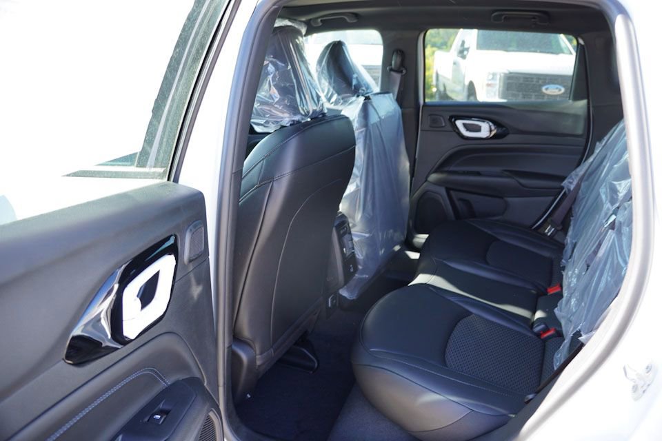 New 2025 Jeep Compass Latitude w/ Sun & Sound Group image 11