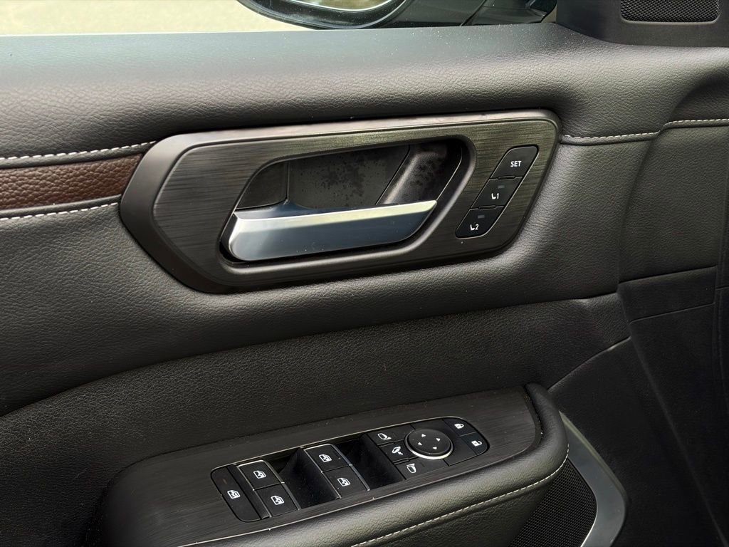 Used 2025 Nissan Armada Platinum image 14