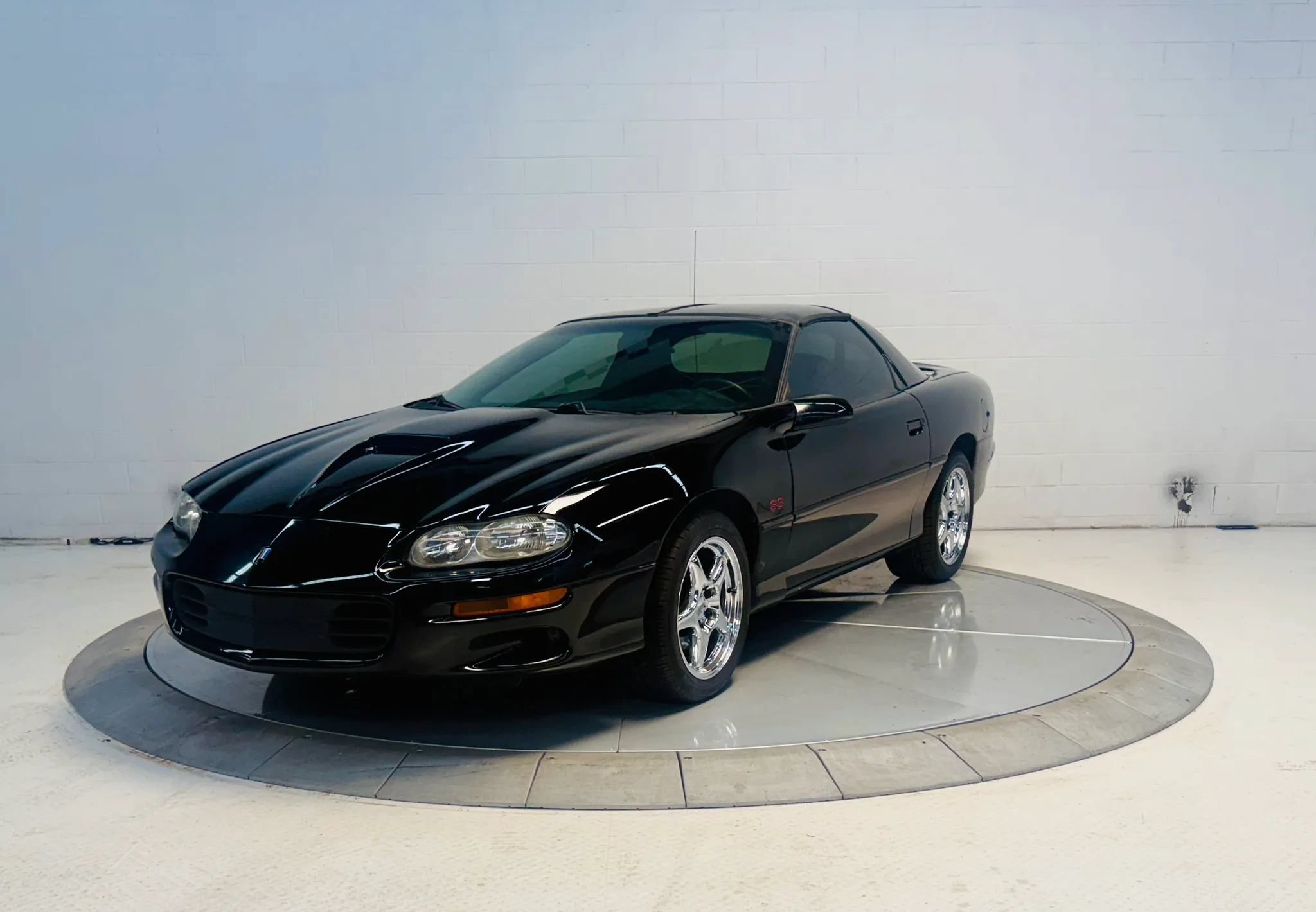 Used 2000 Chevrolet Camaro Z28 w/ SS Performance/Appearance Pkg RWD image 5