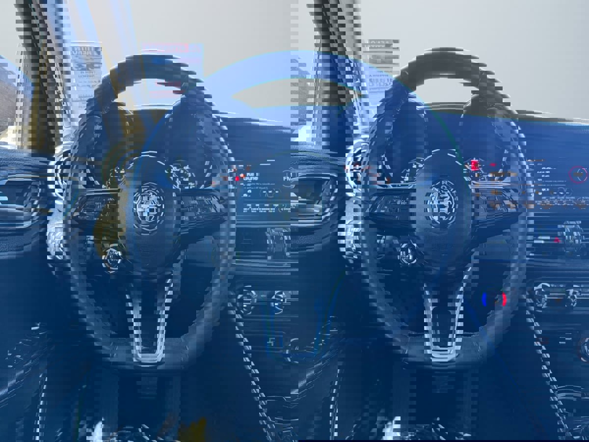 Used 2020 Alfa Romeo Giulia image 11