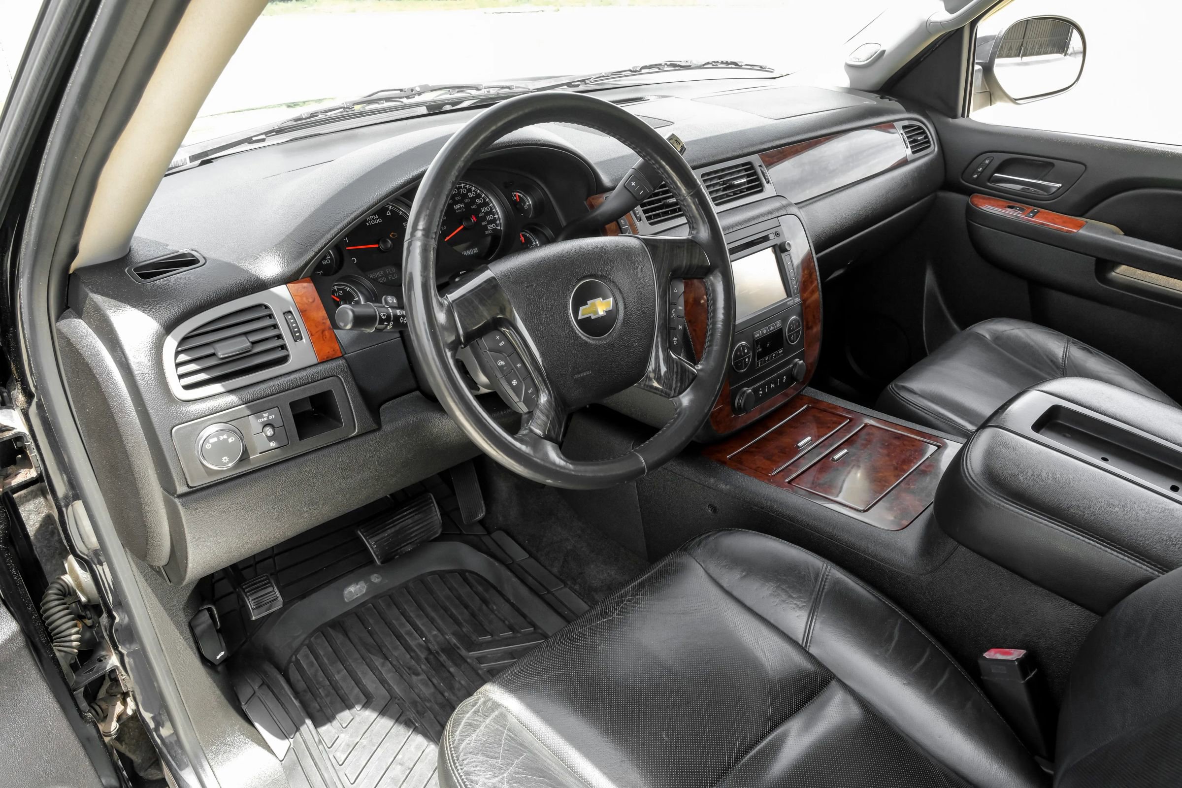 Used 2012 Chevrolet Avalanche LTZ RWD image 3