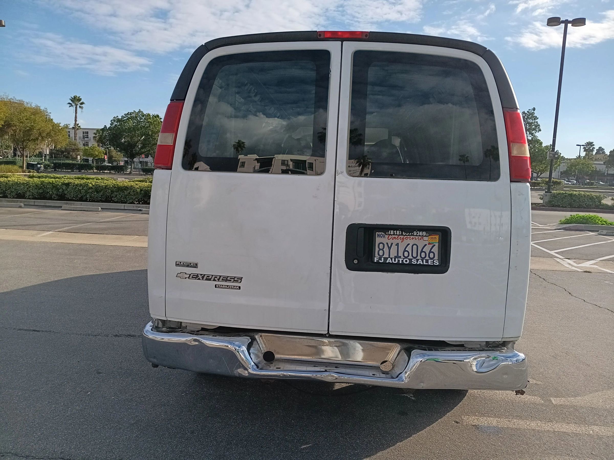 Used 2011 Chevrolet Express 2500 Extended Van 3D w/ Power Package image 8