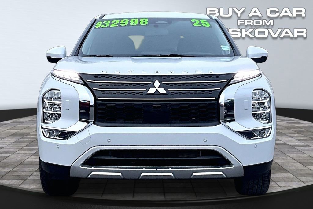 Used 2025 Mitsubishi Outlander LE image 3