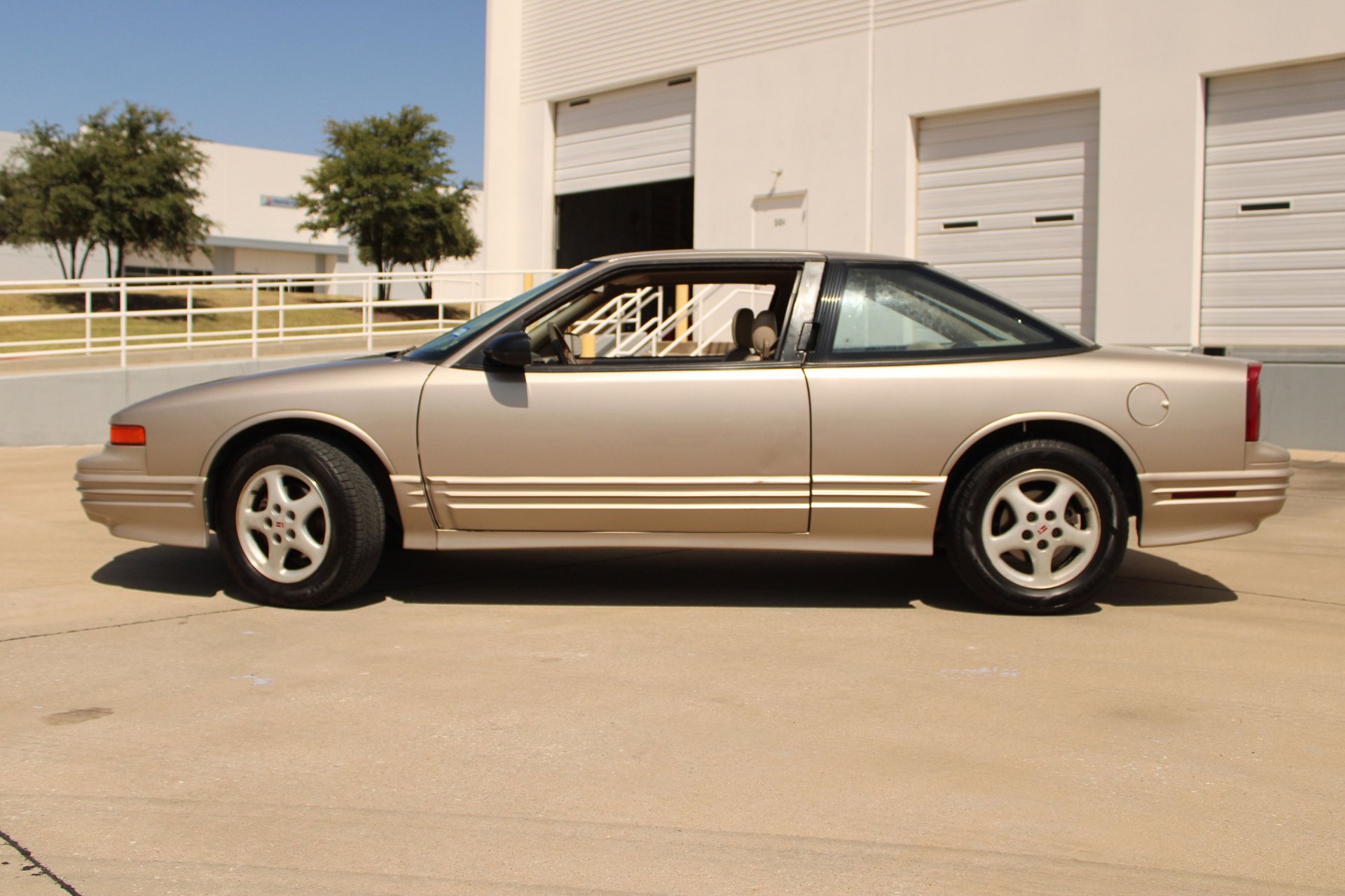 Used 1997 Oldsmobile Cutlass Supreme SL FWD image 6