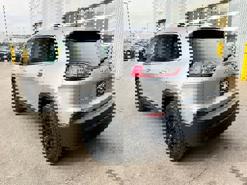 Used 2019 Jeep Cherokee Latitude w/ Cold Weather Group image 4