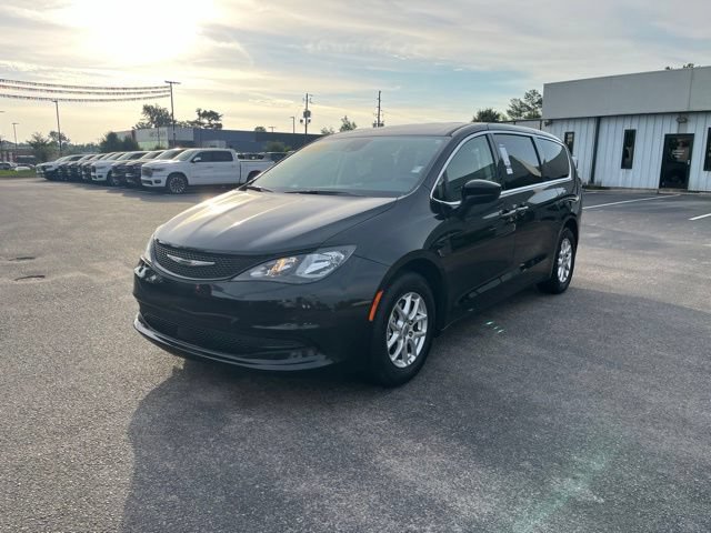 Used 2023 Chrysler Voyager LX FWD image 33