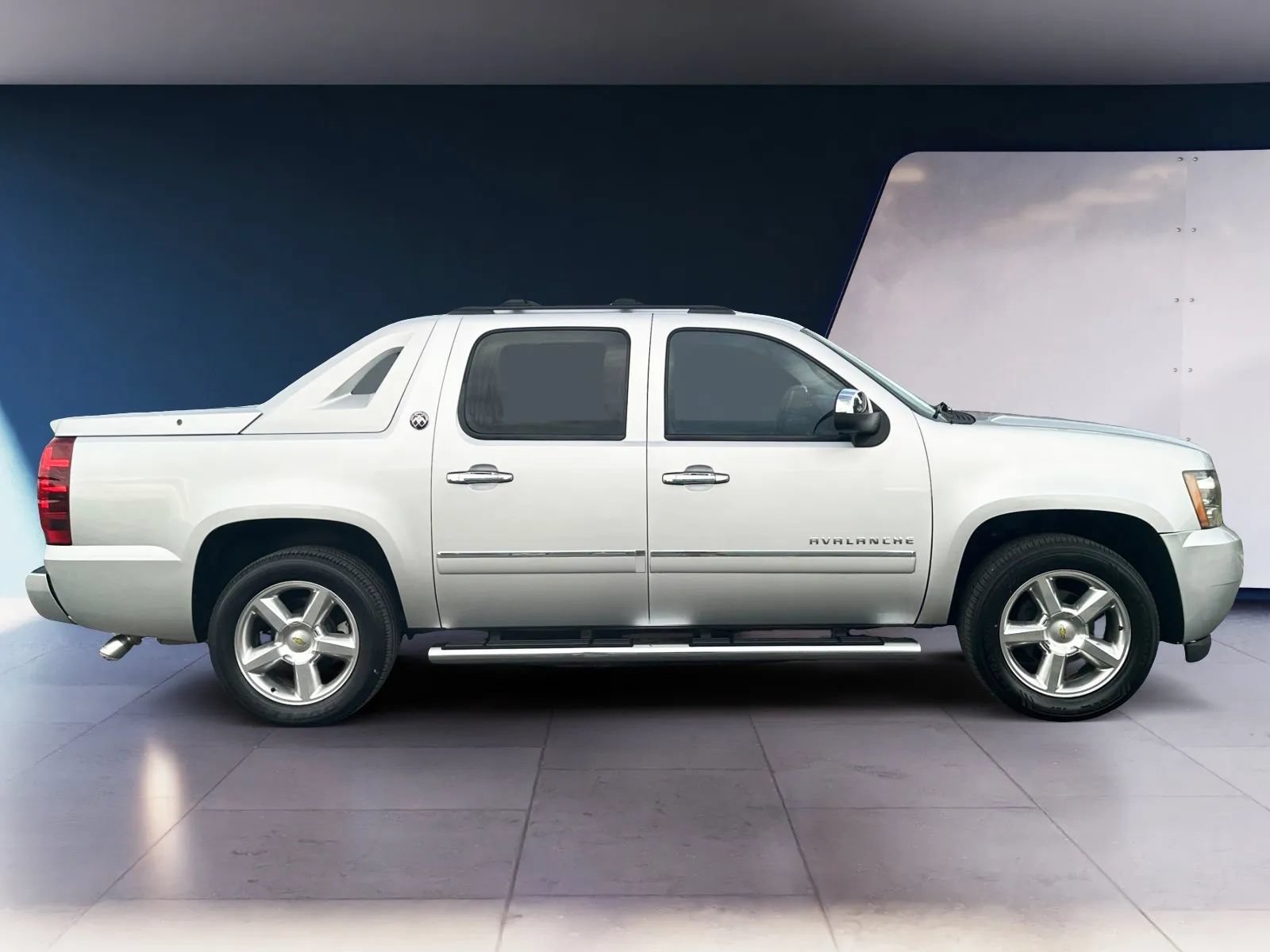 Used 2013 Chevrolet Avalanche LTZ RWD image 4