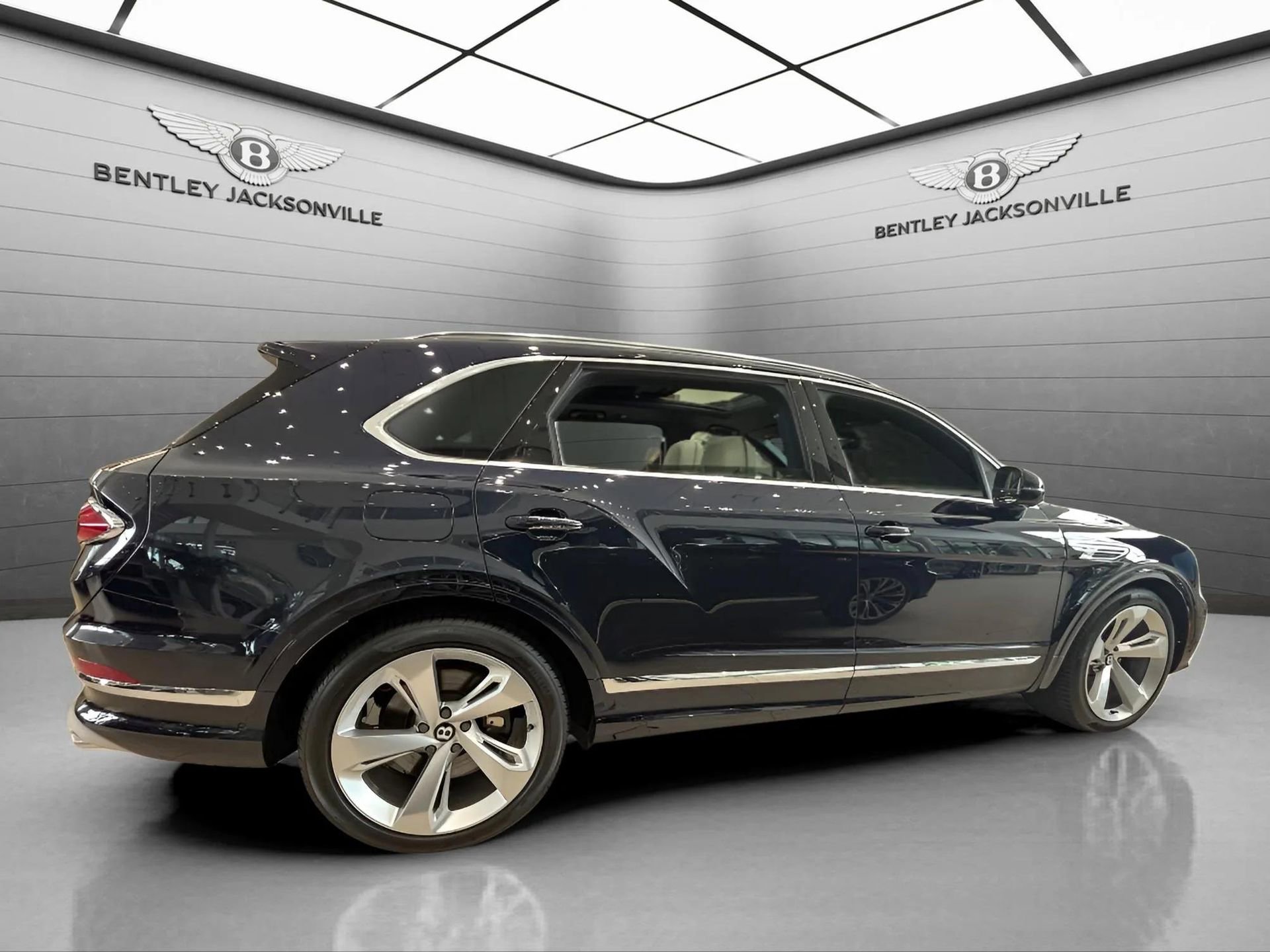 Used 2024 Bentley Bentayga Extended Wheelbase image 5