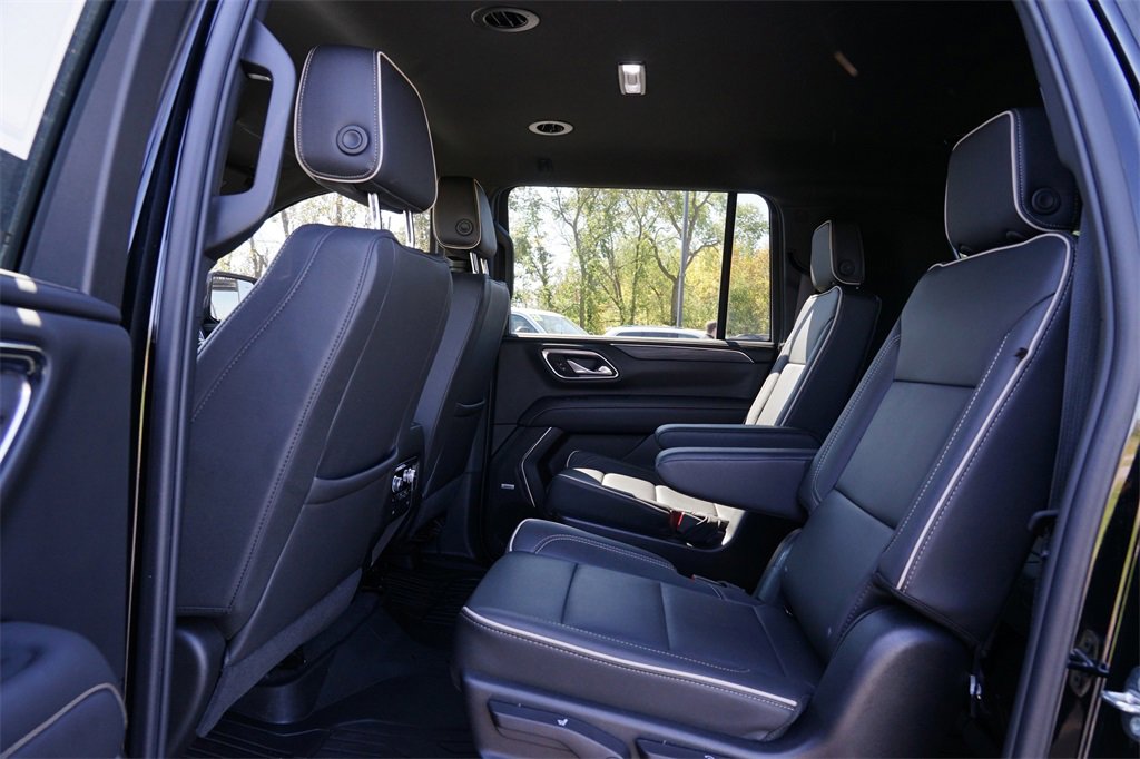 Used 2023 GMC Yukon XL SLT w/ SLT Luxury Package image 18