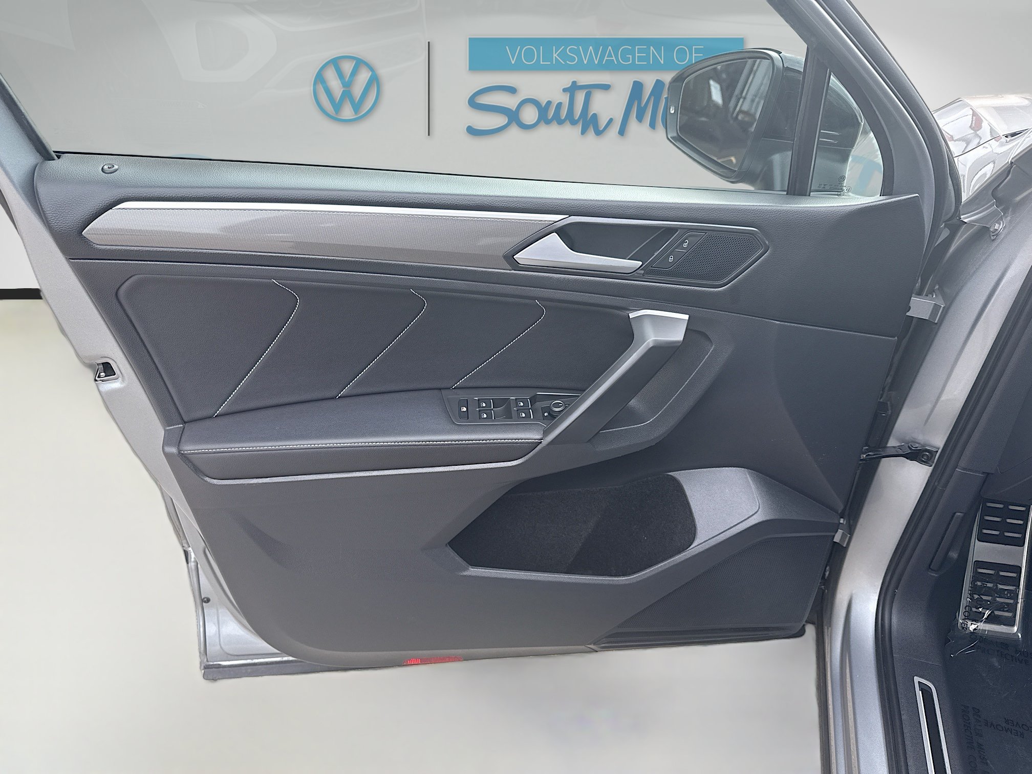 Used 2023 Volkswagen Tiguan SE R-Line FWD image 19