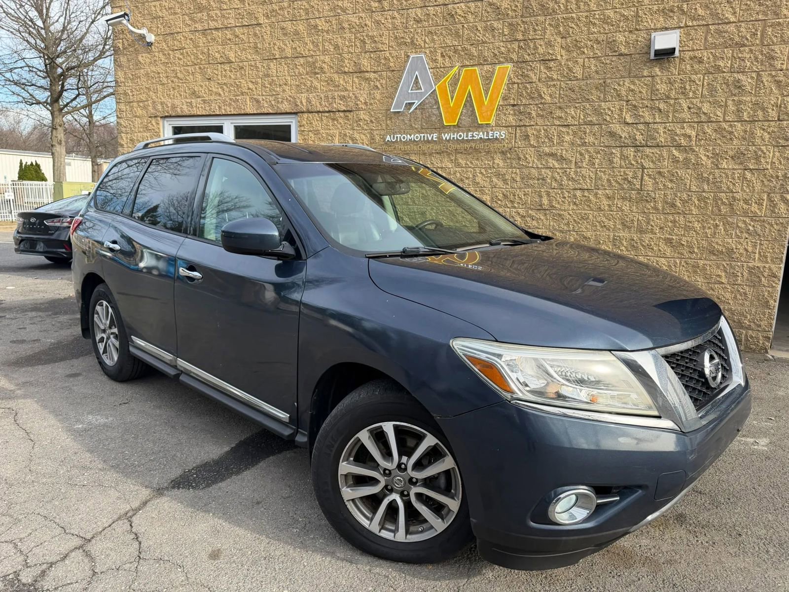 Used 2013 Nissan Pathfinder SL image 1